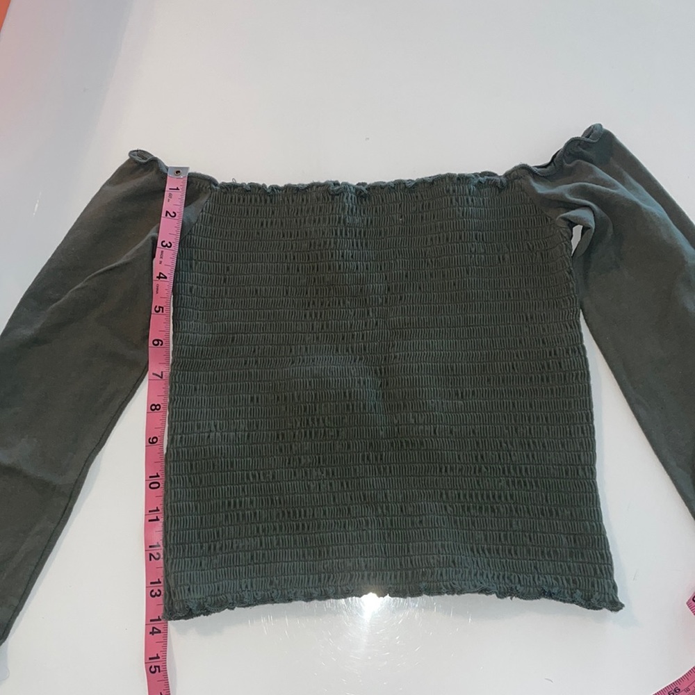 Hollister Smocked Off The Shoulder Long Sleeve Crop Top - Picture 7 of 8
